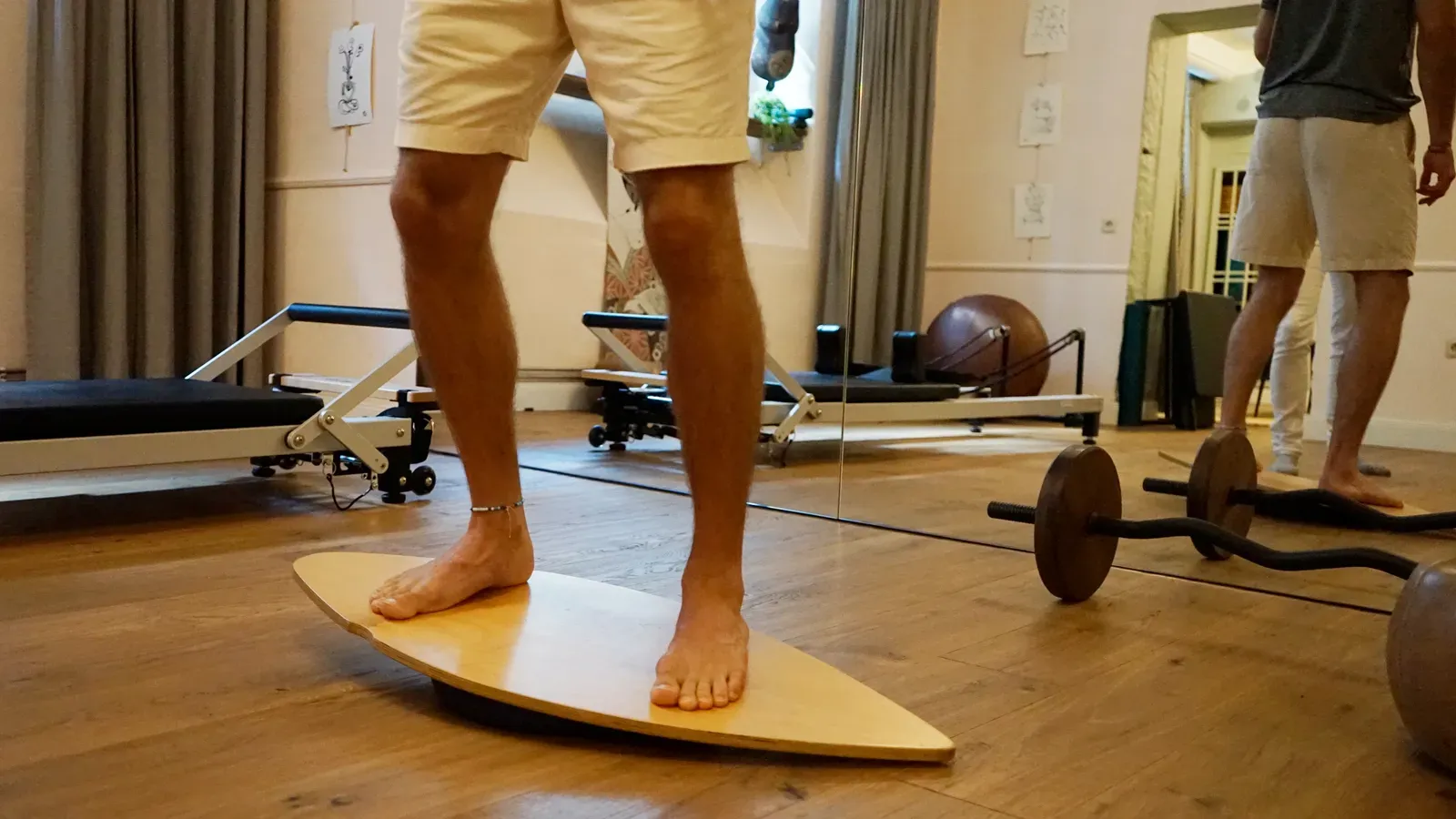 Balanceübung auf dem Balance-Board im Physioworkout