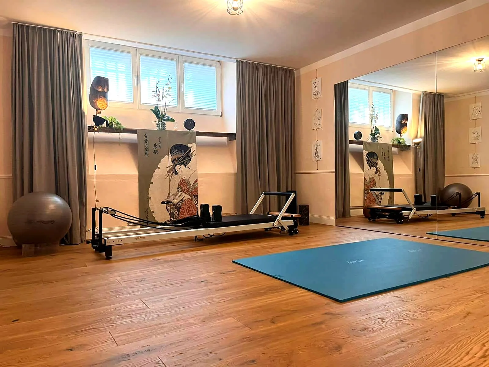 Trainingsraum mit Pilates-Reformer