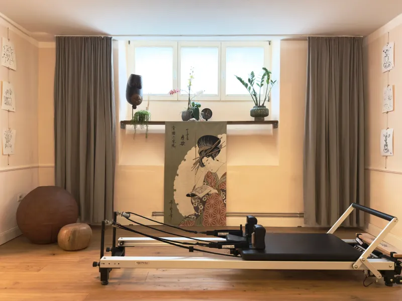 Trainingsraum der Praxis Susanne Gottschall in Köln mit Pilates-Reformer